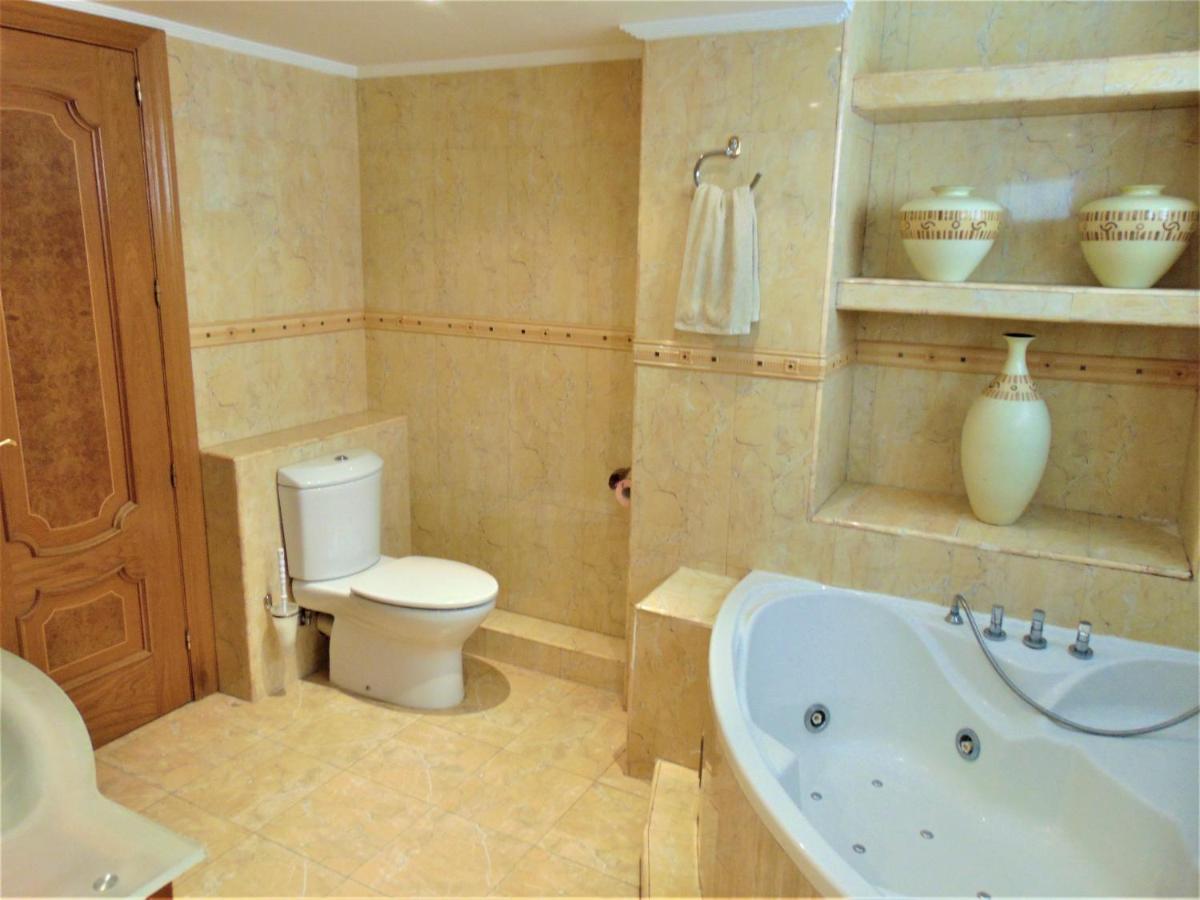 Beachfront, Two Bed- & Bathrooms, Private Parking Fuengirola Eksteriør billede