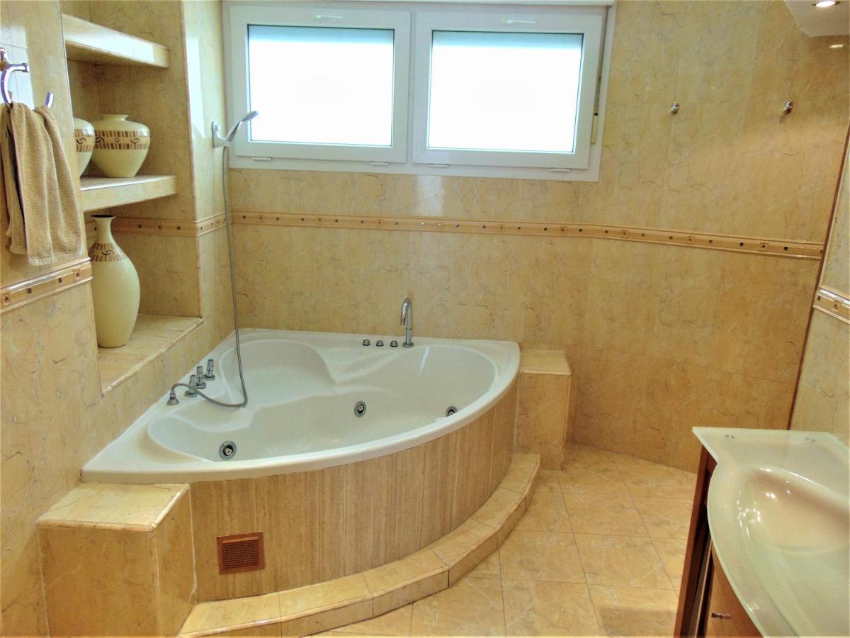 Beachfront, Two Bed- & Bathrooms, Private Parking Fuengirola Eksteriør billede