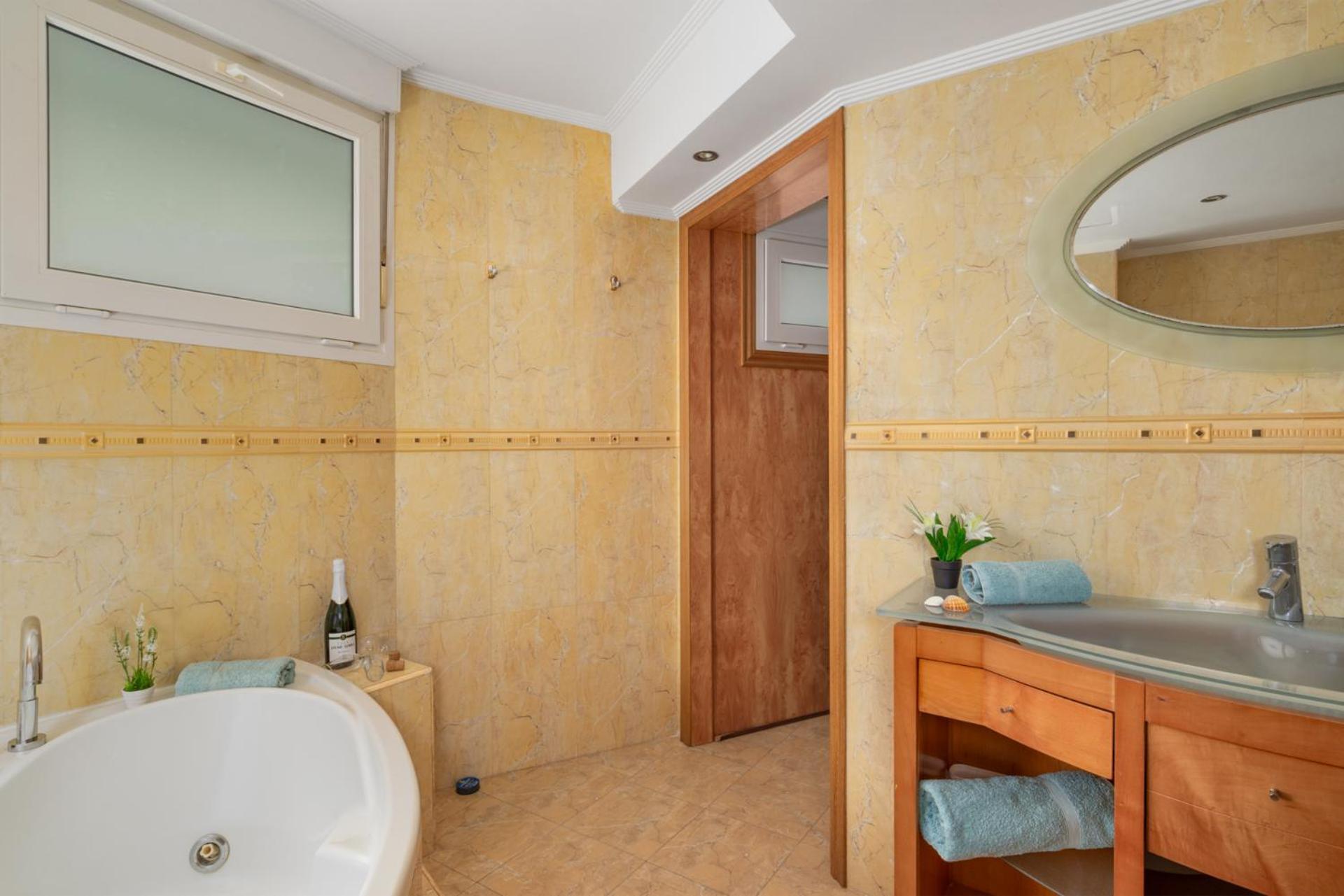 Beachfront, Two Bed- & Bathrooms, Private Parking Fuengirola Eksteriør billede
